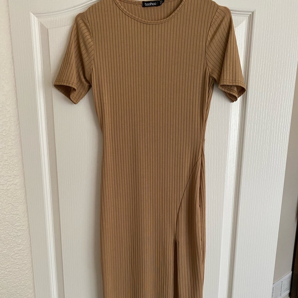 Fitted dress in beige/ brown